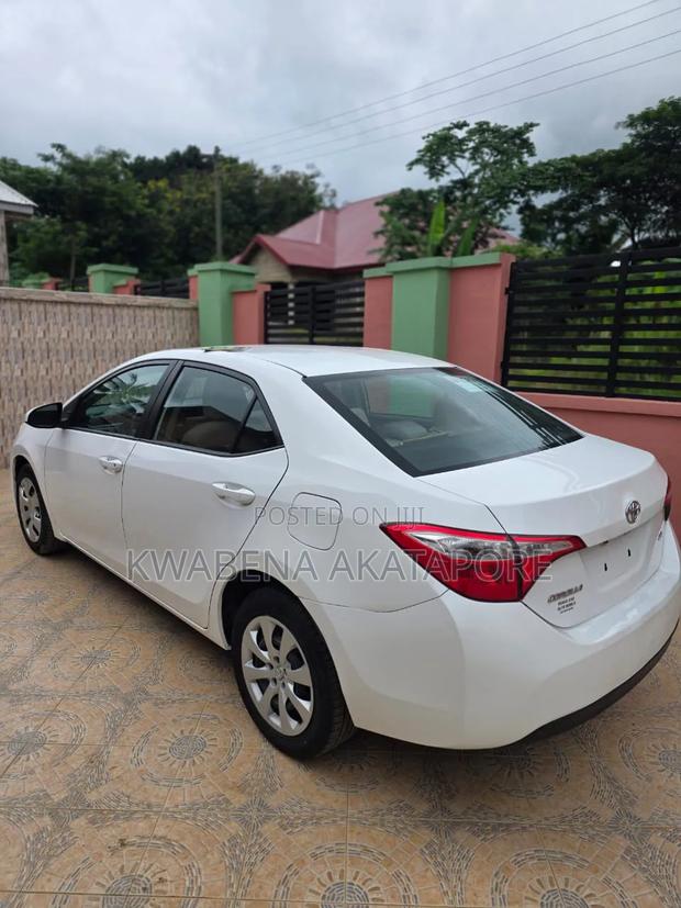Toyota Corolla LE Premium 4dr Sedan (1.8L 4cyl CVT) 2016 White