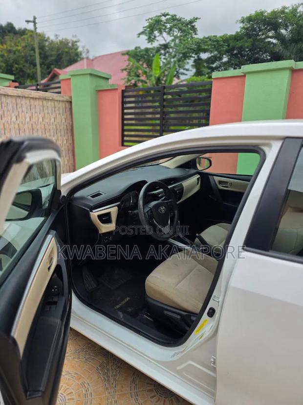 Toyota Corolla LE Premium 4dr Sedan (1.8L 4cyl CVT) 2016 White