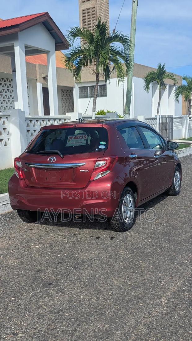 Toyota Vitz 1.3 FWD 3dr 2015 Maroon
