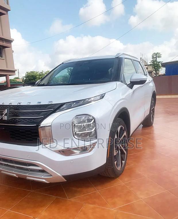 Mitsubishi Outlander 2024 White