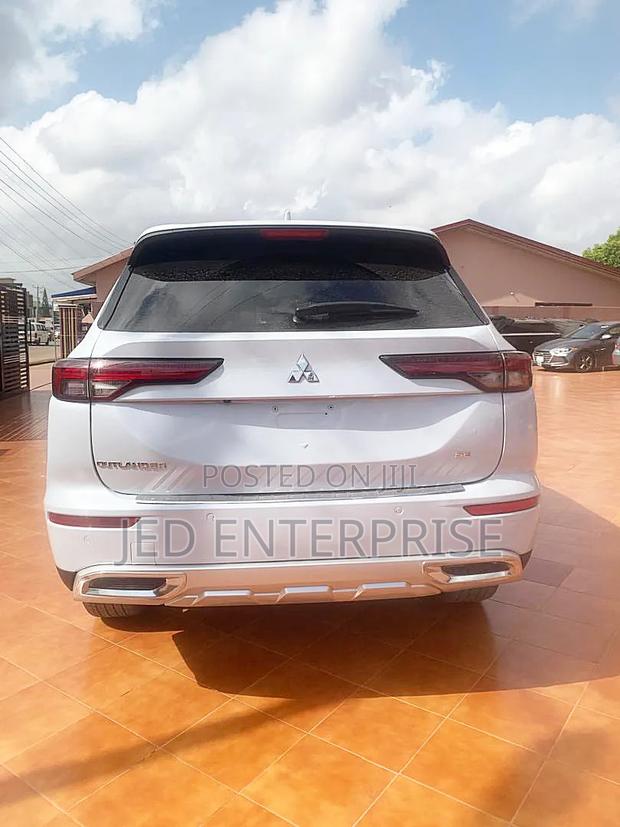 Mitsubishi Outlander 2024 White