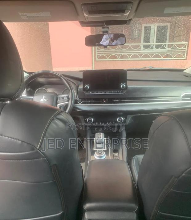 Mitsubishi Outlander 2024 White