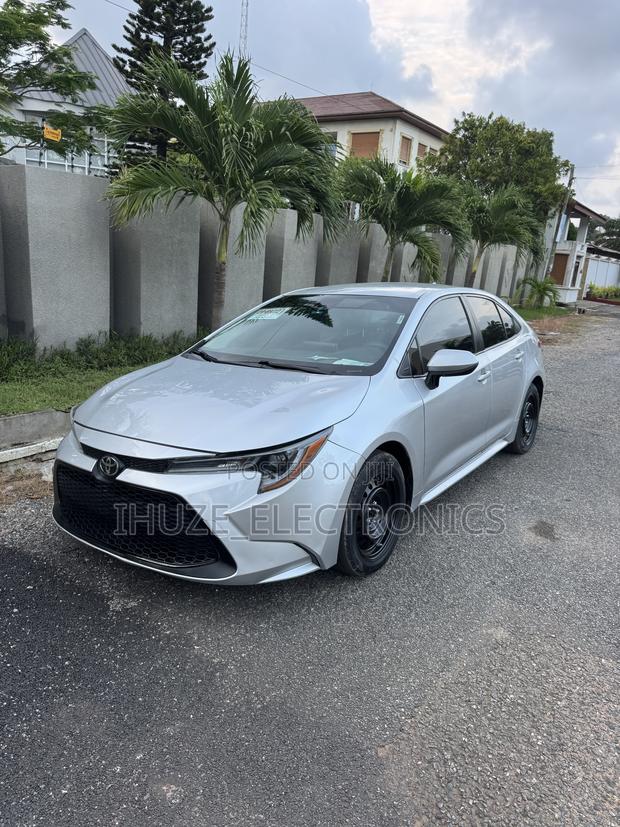 Toyota Corolla LE 2021 Silver