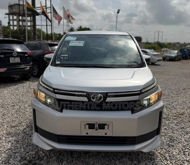 Toyota Voxy 2015 Silver