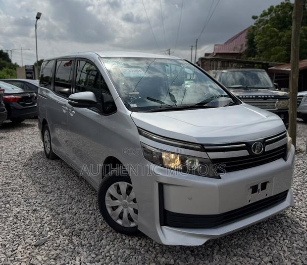 Toyota Voxy 2015 Silver