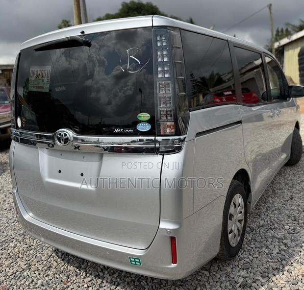 Toyota Voxy 2015 Silver