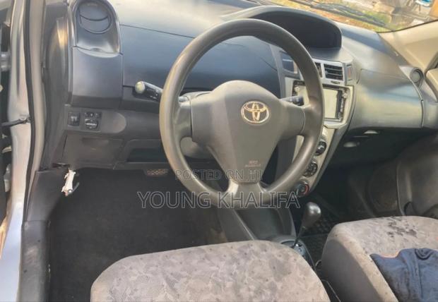 Toyota Vitz 2010 Silver