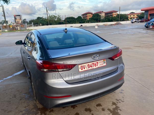 Hyundai Elantra Limited Sedan FWD (2.0L 4cyl 6A) 2017 Gray