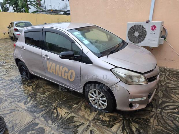 Toyota Vitz 2012 Silver