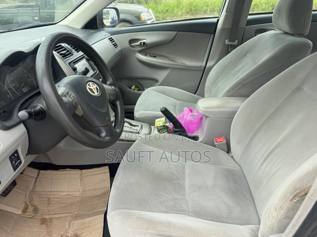 Toyota Corolla LE 4dr Sedan (1.8L 4cyl 4A) 2013 Silver