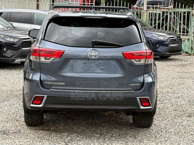 Toyota Highlander XLE 2019 Blue