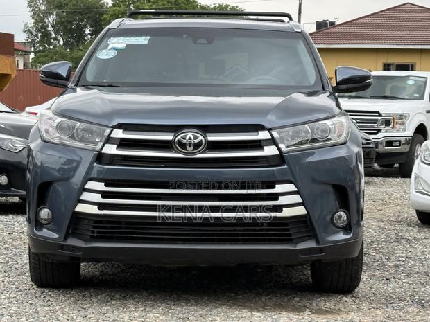 Toyota Highlander XLE 2019 Blue