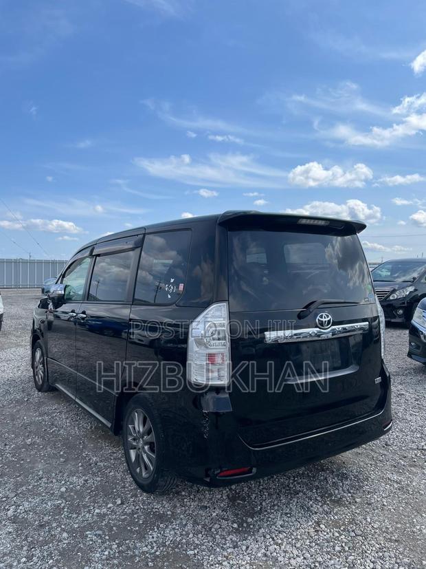 Toyota Voxy 2013 Black