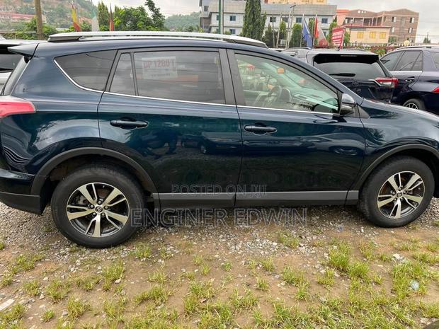 Toyota RAV4 2018 Blue