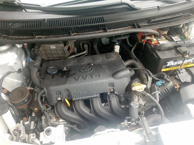 Toyota Yaris L Hatchback 5dr 2012 Silver