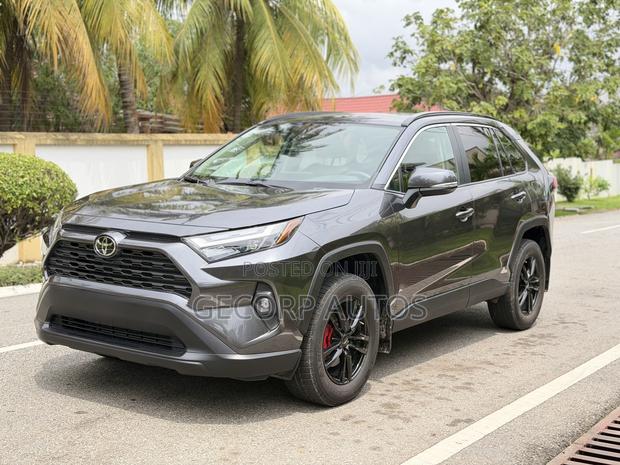 Toyota RAV4 XLE 2025 Gray