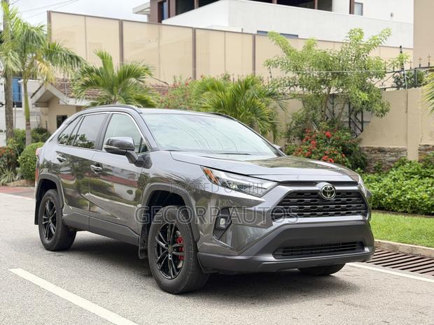 Toyota RAV4 XLE 2025 Gray