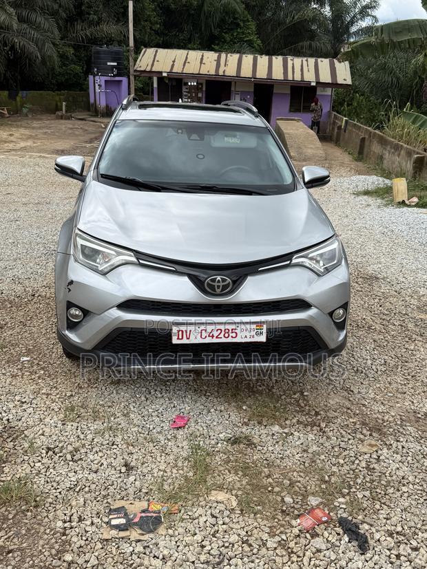 Toyota RAV4 XLE 4dr SUV (2.5L 4cyl 6A) 2018 Silver