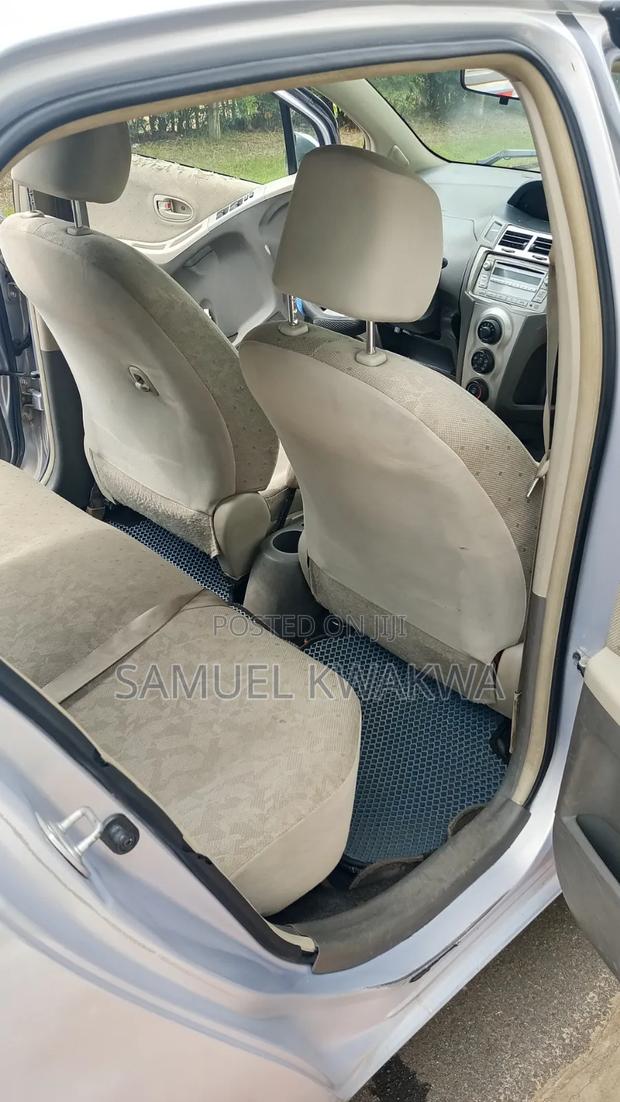 Toyota Vitz 1.3 AWD 5dr 2010 Gray