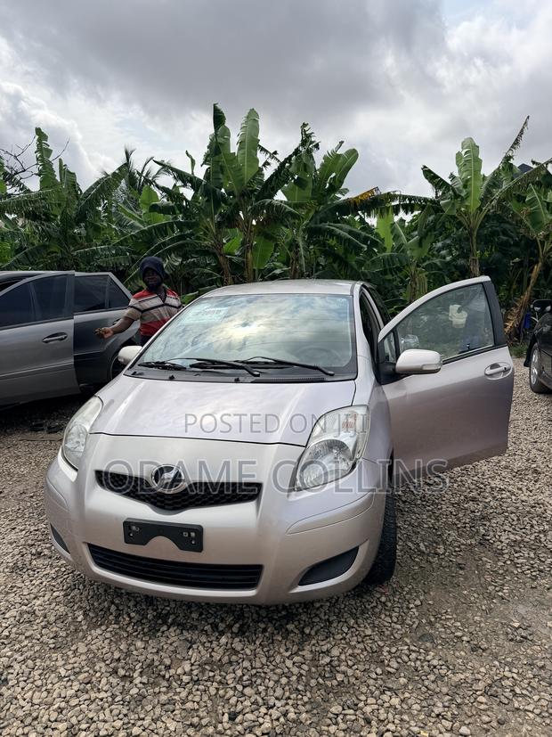 Toyota Vitz 1.3 FWD 3dr 2010 Silver