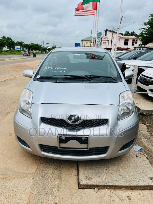 Toyota Vitz 1.3 FWD 5dr 2010 Silver