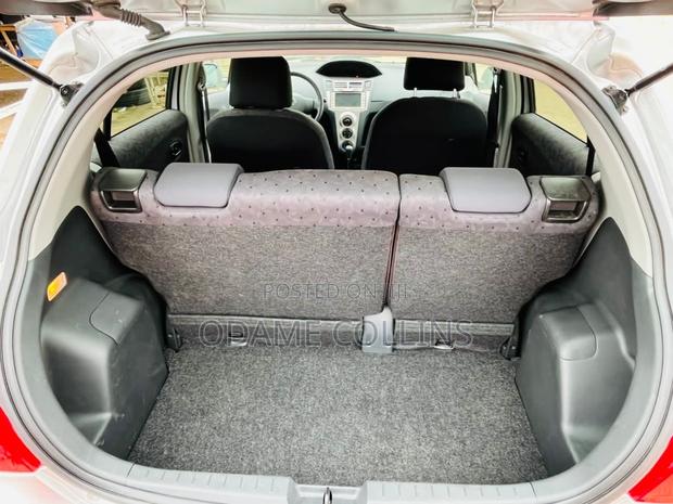 Toyota Vitz 1.3 FWD 5dr 2010 Silver