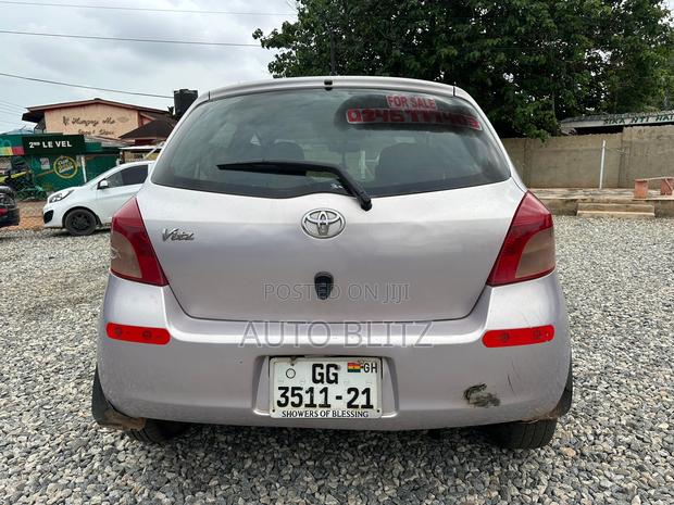 Toyota Vitz 2009 Silver