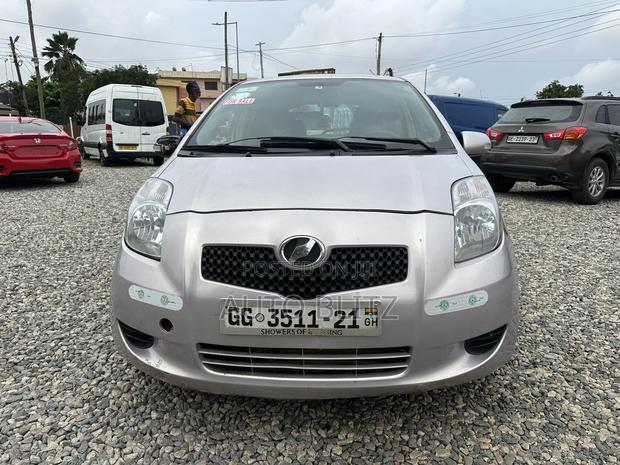 Toyota Vitz 2009 Silver
