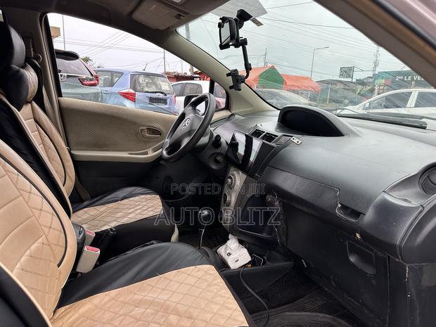 Toyota Vitz 2009 Silver