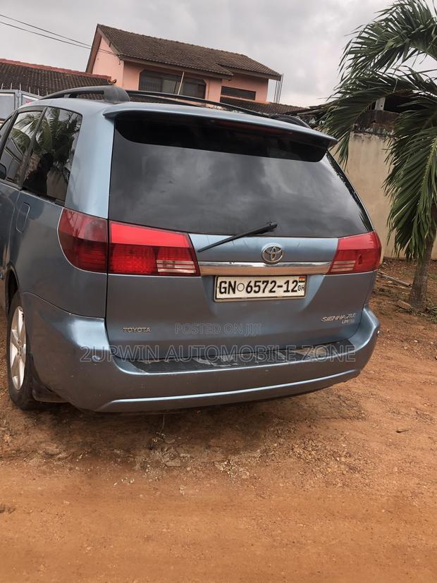 Toyota Sienna 2010 Blue