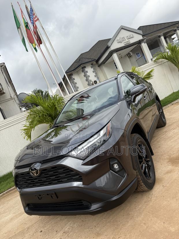 Toyota RAV4 XLE Premium 2025 Gray