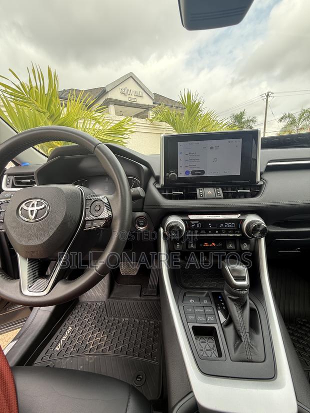 Toyota RAV4 XLE Premium 2025 Gray