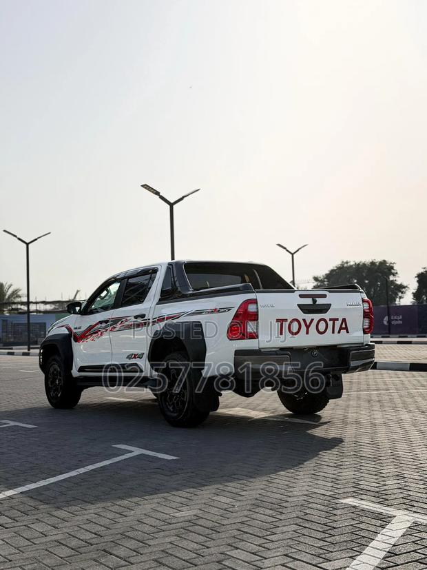 Toyota Hilux 2023 White