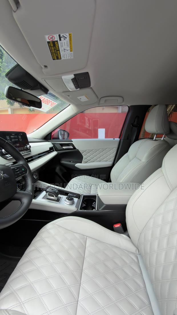 Mitsubishi Outlander SE Launch Edition 2022 Red