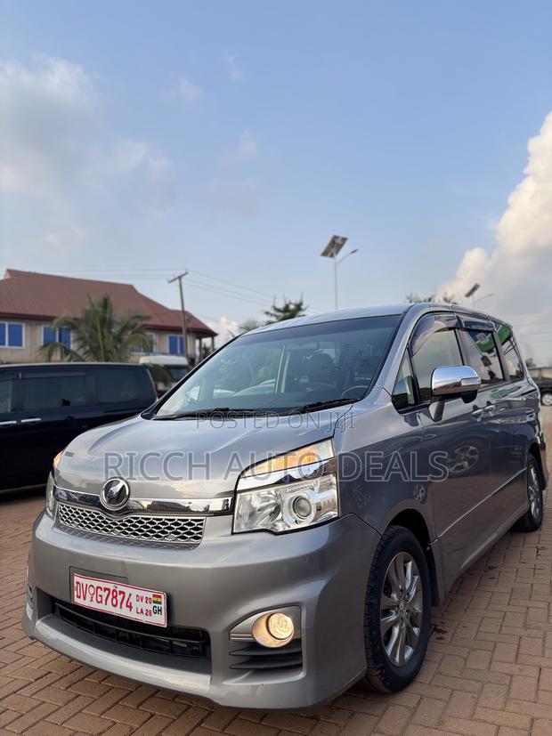 Toyota Voxy 2012
