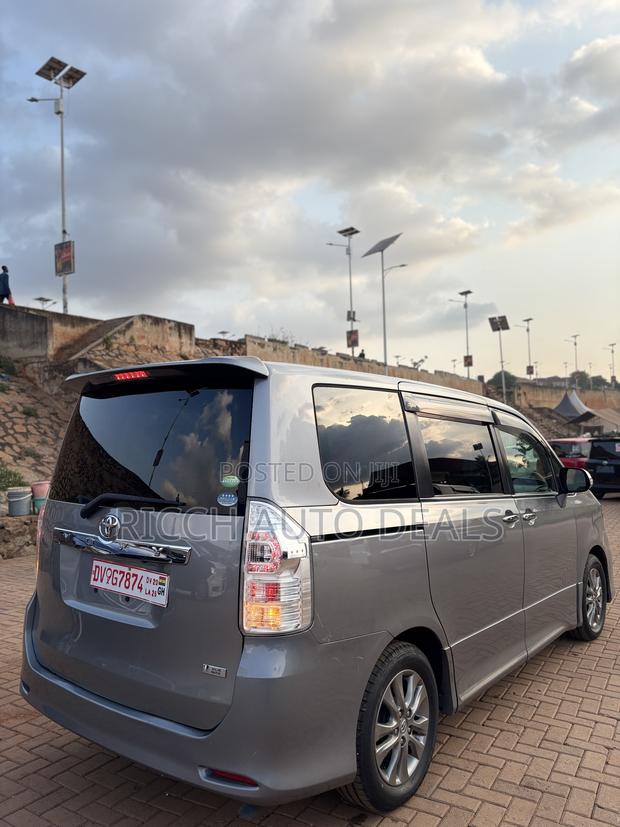 Toyota Voxy 2012