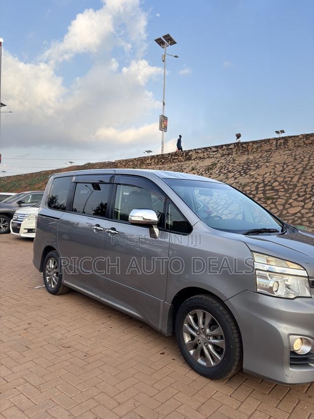 Toyota Voxy 2012