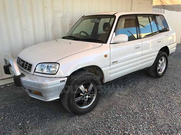 Toyota RAV4 Automatic 2000 White