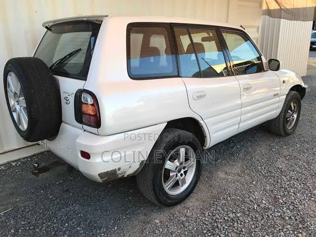 Toyota RAV4 Automatic 2000 White