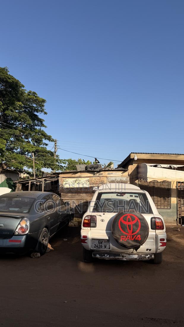 Toyota RAV4 Automatic 2000 White