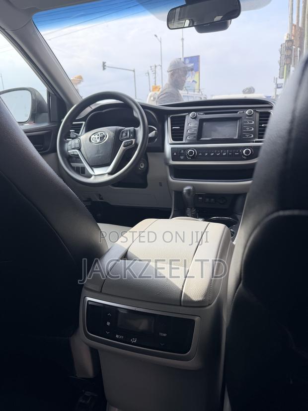 Toyota Highlander LE 4x2 (2.7L 4cyl 6A) 2018 Silver