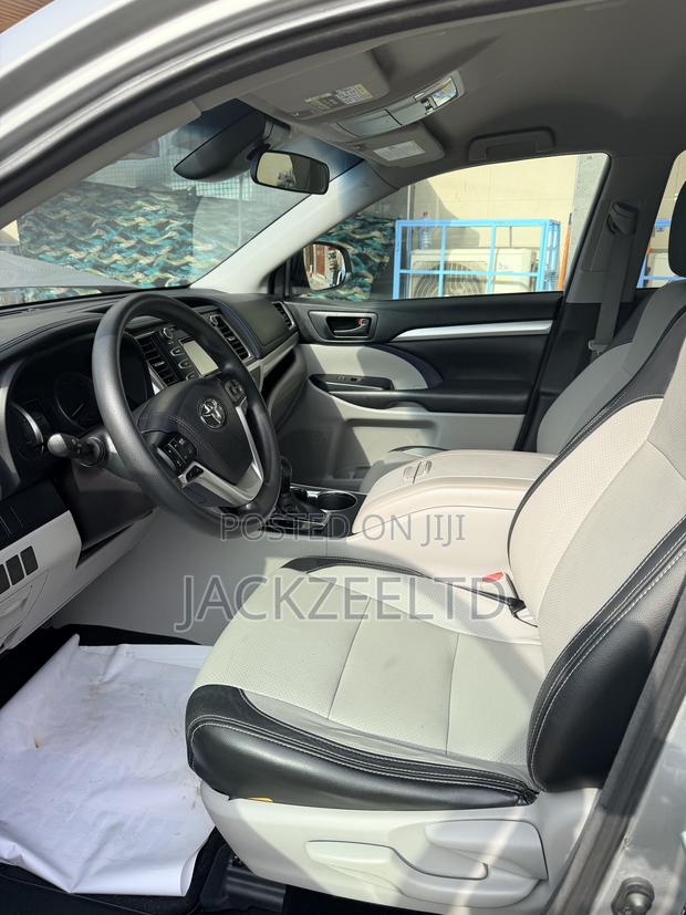 Toyota Highlander LE 4x2 (2.7L 4cyl 6A) 2018 Silver
