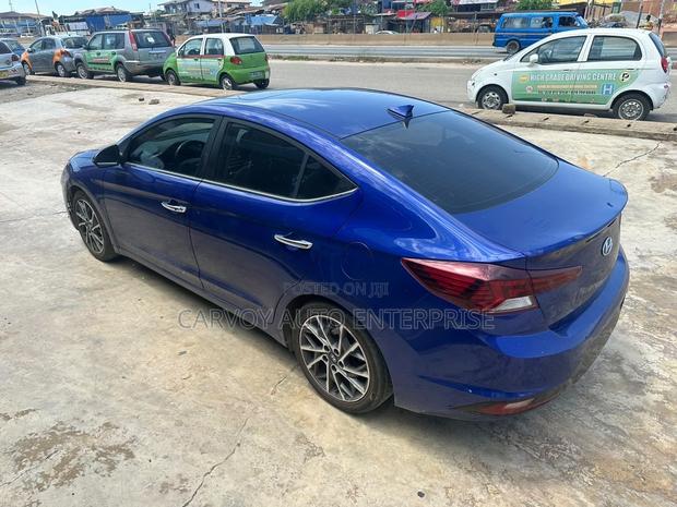 Hyundai Elantra Limited Sedan FWD (2.0L 4cyl 6A) 2017 Blue