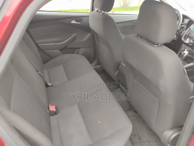 Ford Focus S Sedan FWD (2.0L 4cyl 5M) 2016 Red