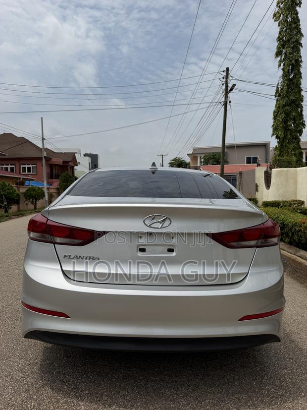 Hyundai Elantra Limited Sedan FWD (2.0L 4cyl 6A) 2017 Silver