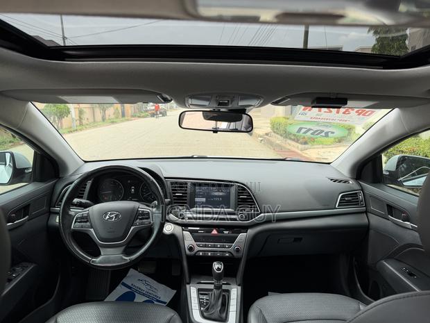 Hyundai Elantra Limited Sedan FWD (2.0L 4cyl 6A) 2017 Silver