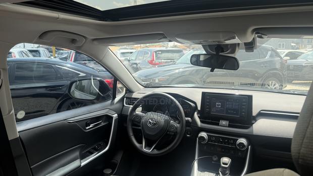 Toyota RAV4 XLE 2021 Silver