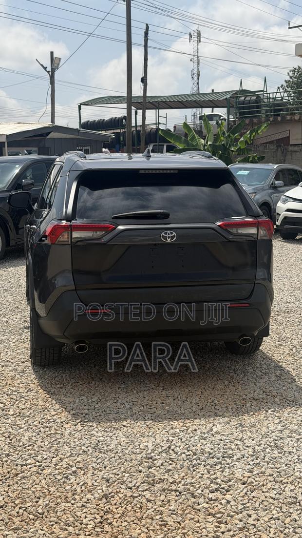 Toyota RAV4 XLE 2021 Silver