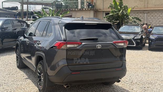 Toyota RAV4 XLE 2021 Silver