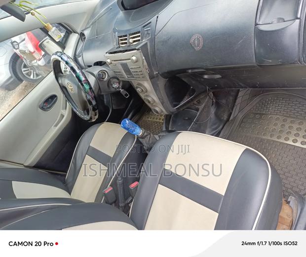 Toyota Vitz 2010 Silver
